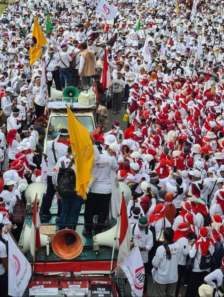 Ribuan Tenaga Kesehatan Melakukan Demo Menolak RUU Kesehatan