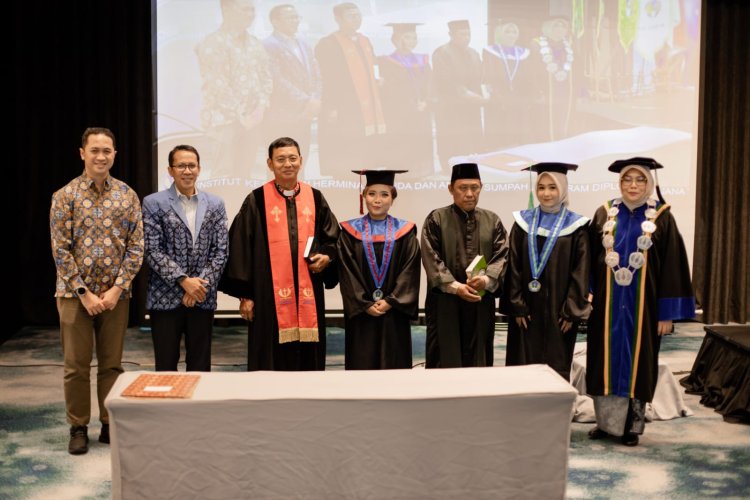 Angkat Sumpah dan Wisuda Institut Kesehatan Hermina Tahun Akademik 2024/2025