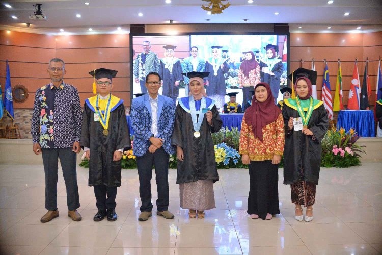 WISUDA DIPLOMA III FARMASI  POLITEKNIK HANG TUAH