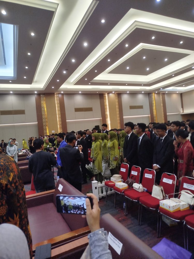 Pelantikan dan Pengambilan Sumpah Lulusan Kompetensi Keahlian Farmasi Klinis dan Komunitas SMK 3 Perguruan CIKINI